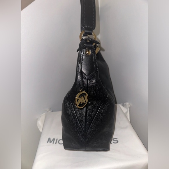 Michael Kors Black pebbled leather shoulder bag. - Picture 5 of 8